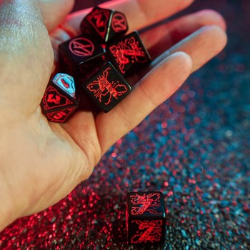  Cyberpunk RED Essential kauliukų rinkinys juodos ir raudonos spalvos